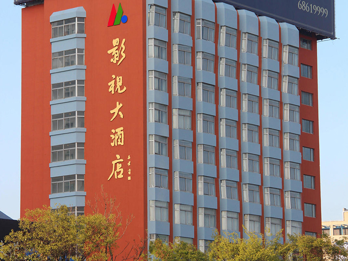 我們青島海誠(chéng)水處理設(shè)備廠家給影視大酒店安裝完畢的商務(wù)飲水機(jī)使用中