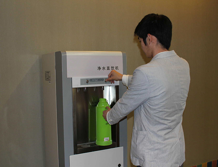 我們青島海誠(chéng)水處理設(shè)備廠家給影視大酒店安裝完畢的商務(wù)飲水機(jī)使用中