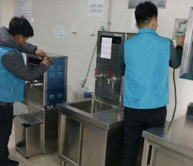 我們青島凈水設(shè)備專業(yè)安裝人員，對醫(yī)院的操作和維護(hù)人員進(jìn)行了專業(yè)培訓(xùn)